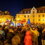 "ZostajeMY w UE". W Białymstoku wywieszono flagi i zorganizowano akcję w centrum