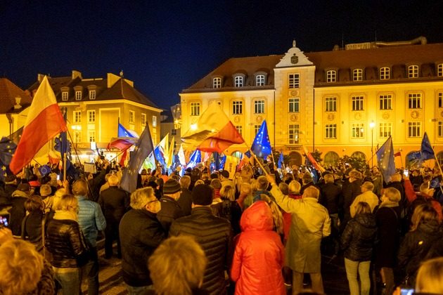 "ZostajeMY w UE". W Białymstoku wywieszono flagi i zorganizowano akcję w centrum