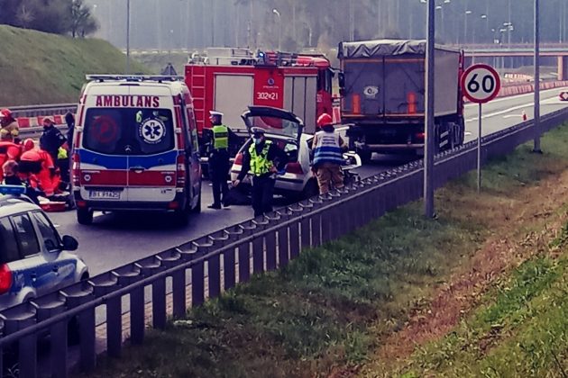 Jedna osoba nie żyje, trzy w szpitalu. Tragiczny wypadek w okolicach Sochoń [ZDJĘCIA]