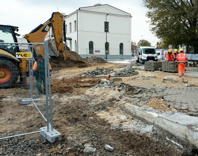 Rozbierają kostkę. Prace nad przejściem podziemnym przy dworcu PKP postępują