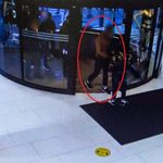Rosjanin zniszczył drzwi w białostockiej galerii handlowej. Wszystko przez zawód miłosny