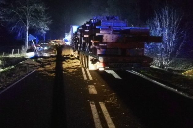 Uderzył w nieoświetloną przyczepę ciągnika. Traktorzysta był pijany