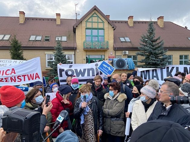 Jolanta Kwaśniewska i Anna Komorowska w Michałowie. Wzięły udział w proteście