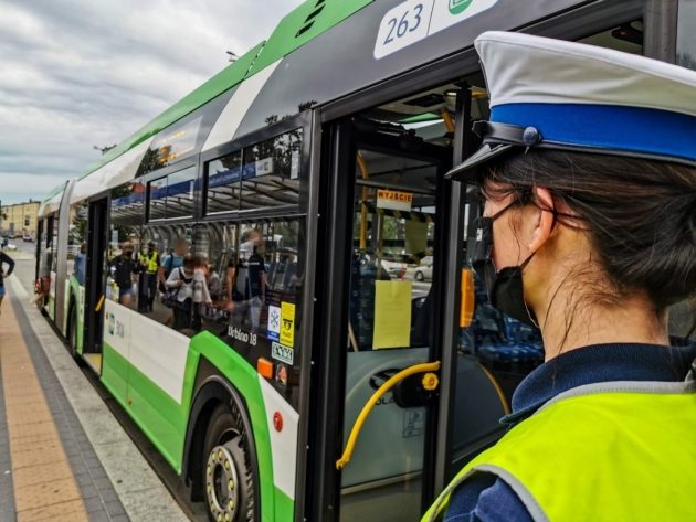 Policja kontroluje autobusy. Za brak maseczki - mandat lub wniosek do sądu