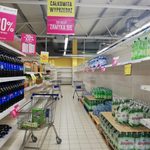 Ostatnie dni Tesco w Białymstoku. Duże przeceny, a półki jak za komuny