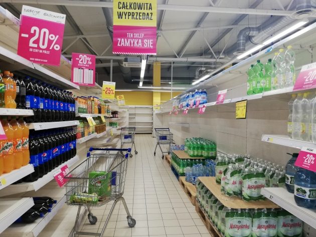 Ostatnie dni Tesco w Białymstoku. Duże przeceny, a półki jak za komuny