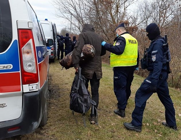 Przewoźnicy imigrantów zatrzymani. Jeden z kurierów miał auto oklejone jak karetka