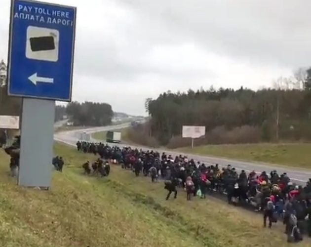 Imigranci szturmują granicę Polski. Na miejscu jest 12 tys. żołnierzy [WIDEO]