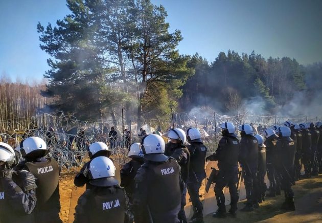 "Każdej doby po stronie białoruskiej słychać strzały". Migranci rozbili obóz w Kuźnicy