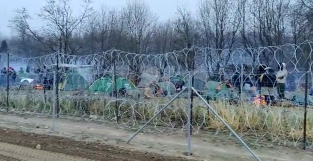 Kilkusetosobowa grupa migrantów przy Białowieży, w Kuźnicy spokojnie