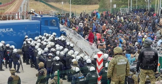 Tłumy migrantów na przejściu w Kuźnicy. Szykują się do forsowania granicy [WIDEO]