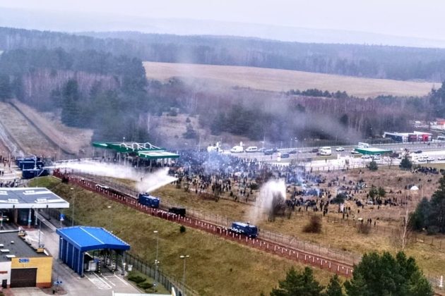 Migranci zaatakowali w Kuźnicy. Policja użyła armatek [WIDEO]