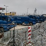 Noc na granicy. Siłowe próby i atak na policjantów