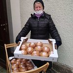 Caritas rozda paczki żywnościowe dla ubogich – finał akcji Kromka Chleba