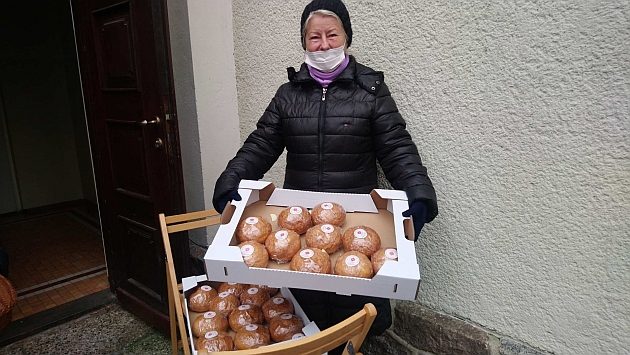 Caritas rozda paczki żywnościowe dla ubogich – finał akcji Kromka Chleba