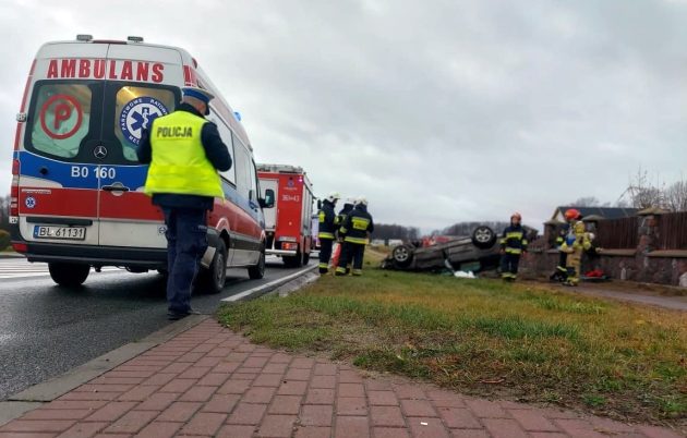 50-latek dachował na DK61. Są utrudnienia