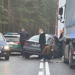 Kolejka przed Bobrownikami. Kierowca BMW chciał ominąć ciężarówki, doszło do zderzenia