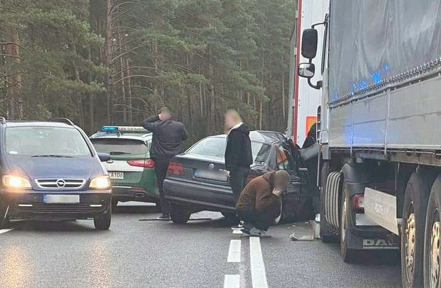 Kolejka przed Bobrownikami. Kierowca BMW chciał ominąć ciężarówki, doszło do zderzenia