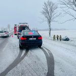 Śnieg na drogach, są wypadki. M.in. niebezpieczne dachowanie [ZDJĘCIA]