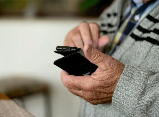 Kolejni seniorzy stracili oszczędności życia. 78-latka przekazała 80 tys. zł
