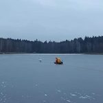 Strażacy z Czarnej Białostockiej uratowali przymarzniętego łabędzia