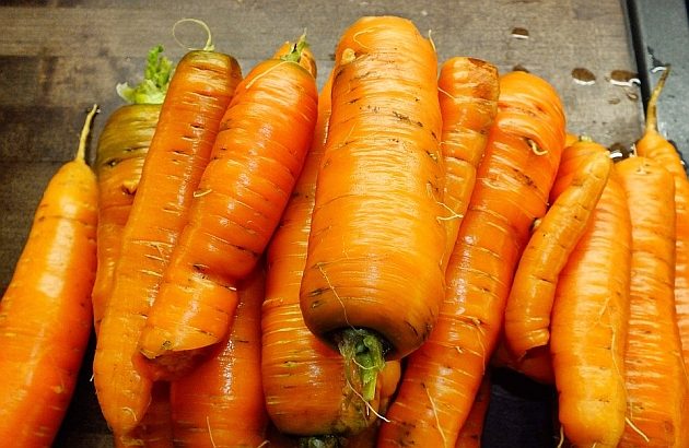 Krzywe marchewki do kupienia w Lidlu. W ten sposób sieć chroni je przed zmarnowaniem