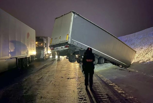 Uwaga na śliską jezdnię! Już 4 TIR-y wpadły do rowu