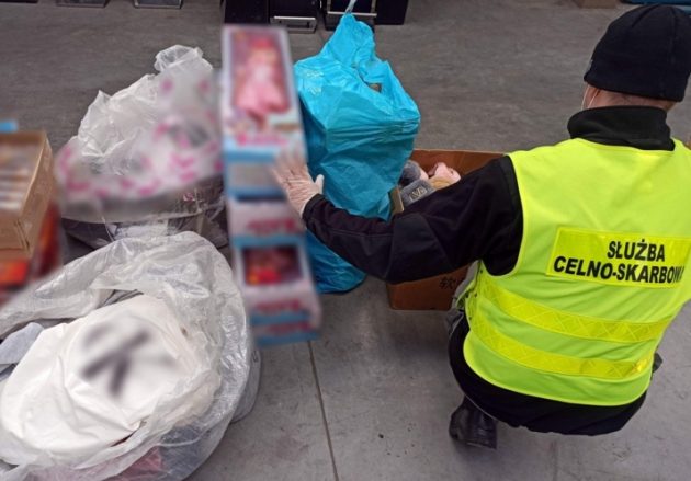 Sprzedawał podrabiane ciuchy, kosmetyki i zabawki. Odpowie przed sądem