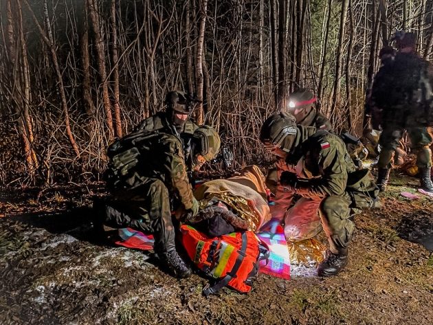 Migranci ugrzęźli na bagnach. Akcja ratunkowa trwała kilka godzin