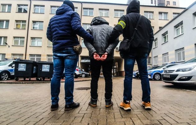 Metodą "na policjanta" wyłudził ponad 320 tys. zł. Policja zatrzymała oszusta