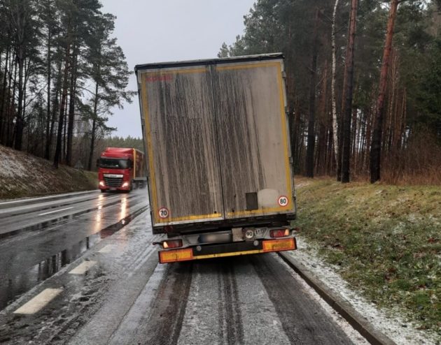 Z załadowaną naczepą jechał bez koła