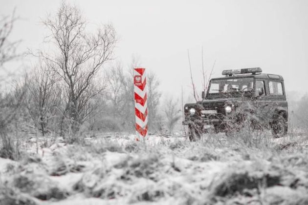 Grupa osób siłowo forsowała granicę. Rzucano kamieniami