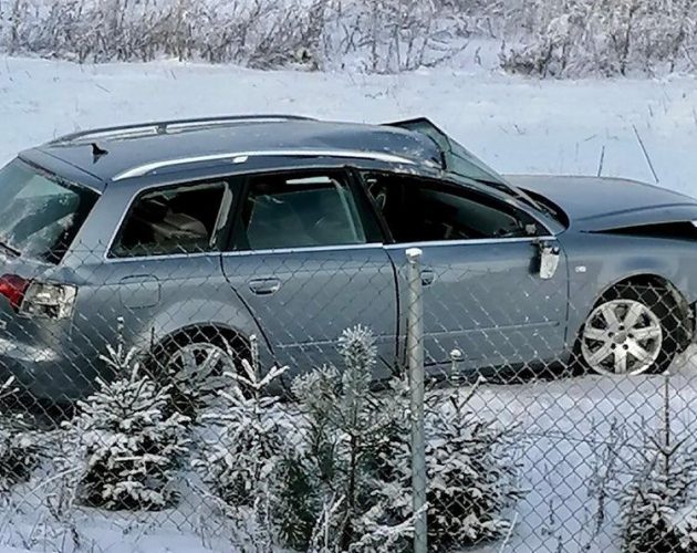 4 osoby w szpitalu. Wyprzedzał ciąg pojazdów, zjechał ze stromego pobocza