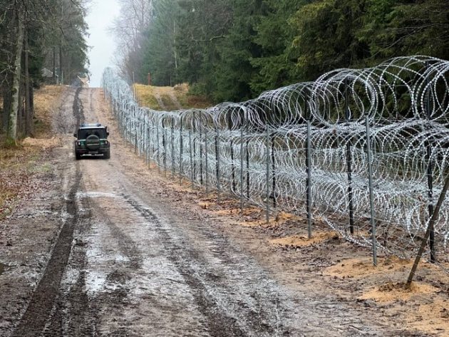 Granica. Grupy cudzoziemców rzucały w polskich funkcjonariuszy kamieniami