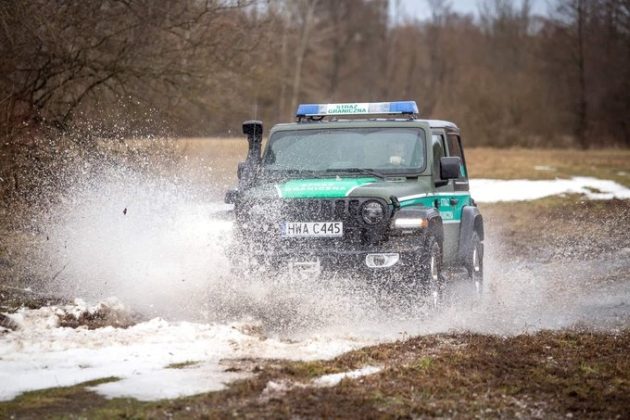 Granica. W stronę polskich służb poleciały kłody i kamienie