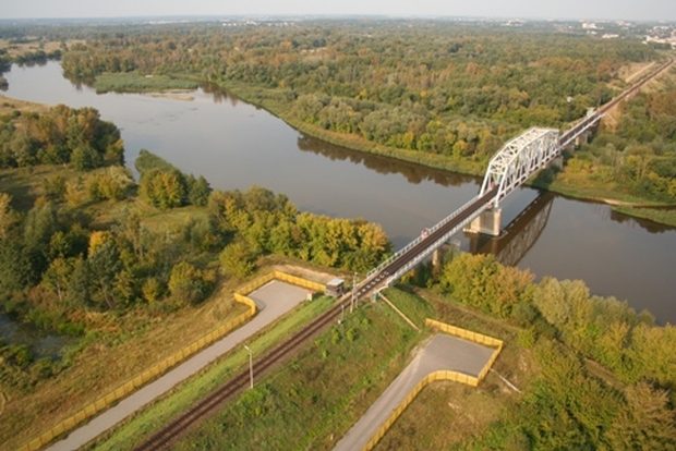 Dwóch Kubańczyków przeszło z Białorusi do Polski pod mostem granicznym