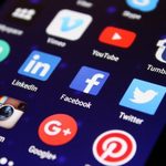 44-latka myślała, że pisze z popularnym wokalistą. Zapłaciła mu za "spotkanie"