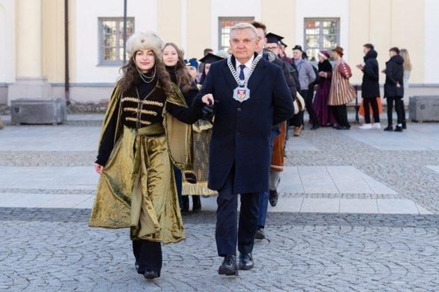 Poloneza czas zacząć! Studniówka miejska na Rynku Kościuszki [ZDJĘCIA]