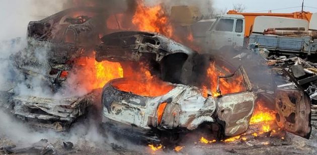 Pożar w Łapach - spłonęło 8 samochodów