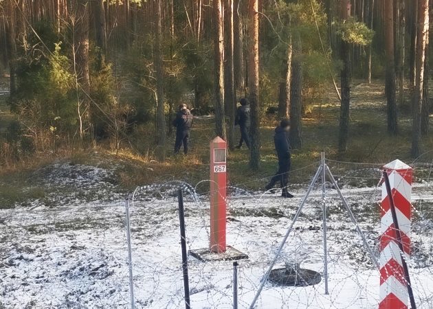 Ponad 30-osobowa grupa forsowała granicę. Białoruskie służby kolejny raz prowokują