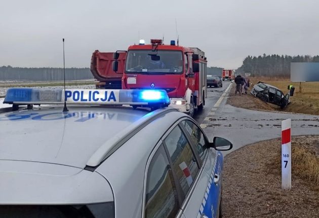 Uderzył w dwa auta i wjechał do rowu. Kierowca trafił do szpitala