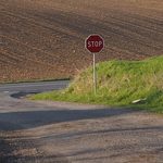 Zignorowała znak STOP, doszło do zderzenia - 2 osoby są ranne