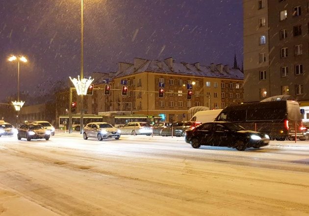 Zima zaskoczyła kierowców - paraliż na podlaskich drogach