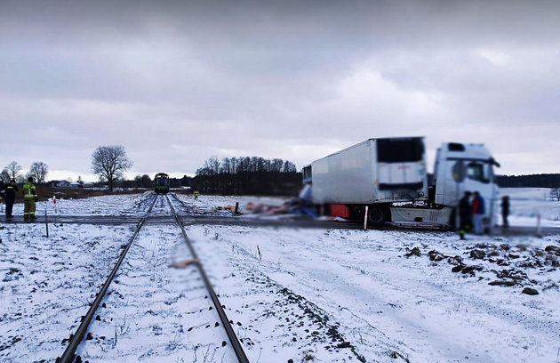 Lokomotywa uderzyła w samochód ciężarowy, który zignorował znak STOP