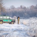 Grupa migrantów przecięła concertinę i przeszła na stronę Polski