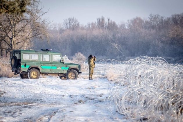 Grupa migrantów przecięła concertinę i przeszła na stronę Polski