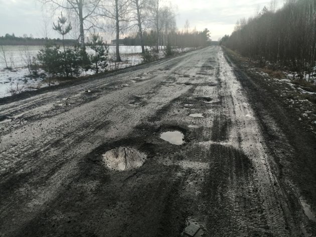 Sprzęt budujący zaporę na granicy degraduje drogę. Naprawa może kosztować 100 mln zł