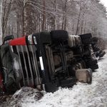 Tir w rowie. Kierowca nie mógł samodzielnie wydostać się z pojazdu