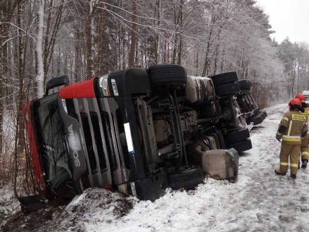 Tir w rowie. Kierowca nie mógł samodzielnie wydostać się z pojazdu