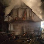 30 strażaków gasiło pożar drewnianego domu